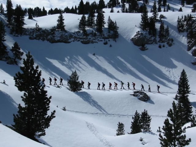 una excursion entre la nieve usando raquetas